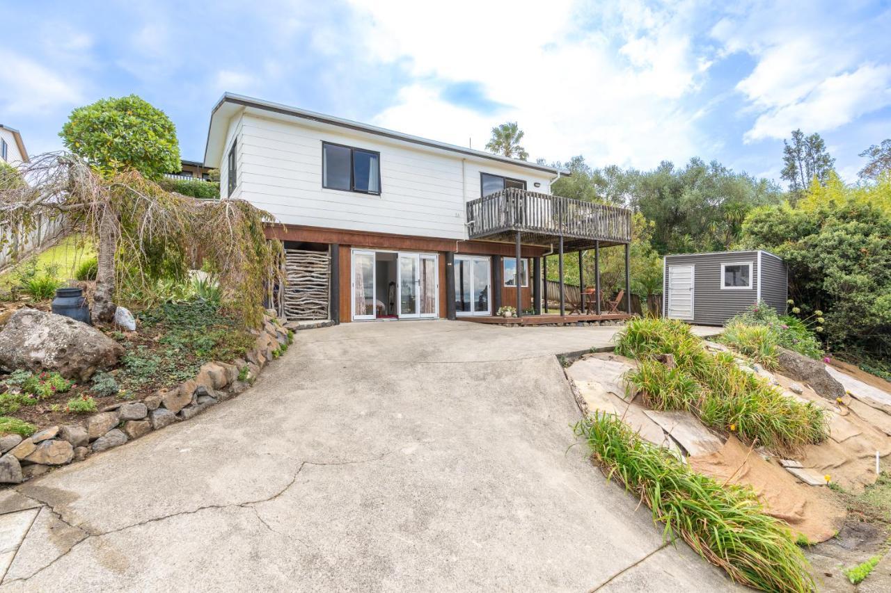 Family Home On Robert St Raglan Exterior photo