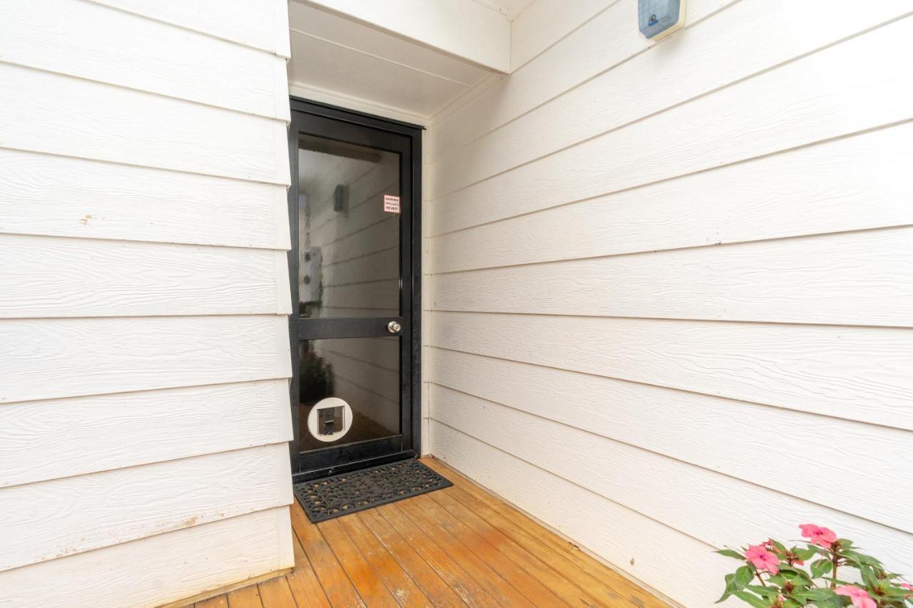 Family Home On Robert St Raglan Exterior photo